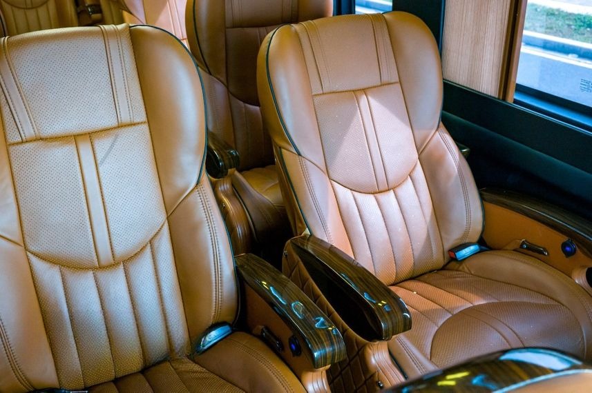 Xe AVIGO Ghế ngồi Nội thất Limousine 11 chỗ