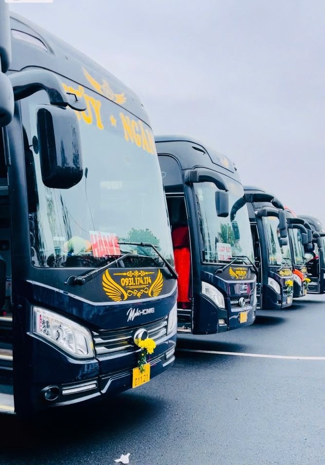 Xe Thủy Ngân Mặt trước xe Limousine 22 phòng VIP (WC)