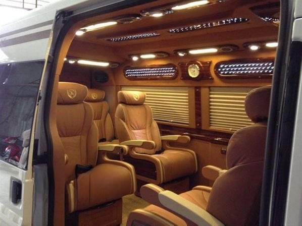 Xe The Long Travel Ghế ngồi Tiện ích Nội thất Limousine 9 chỗ VIP