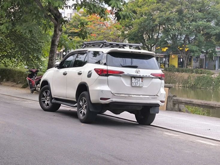 Xe Lovabus Mặt sau xe Bên hông xe Fortuner 7 chỗ