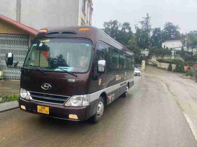 Xe Luxury Van Limousine Mặt trước xe Limousine 13 chỗ 