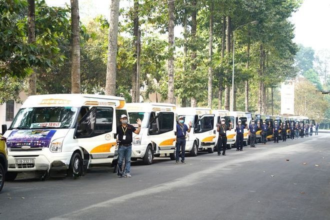 Xe Saco Travel Bên hông xe Limousine 9 chỗ