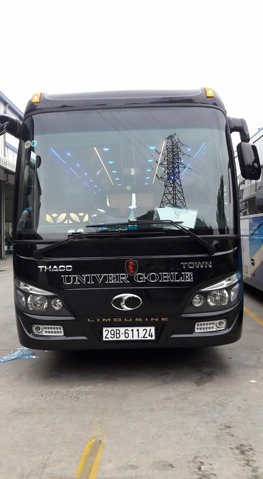 Xe Hà Tuấn Mặt trước xe Limousine 15 chỗ