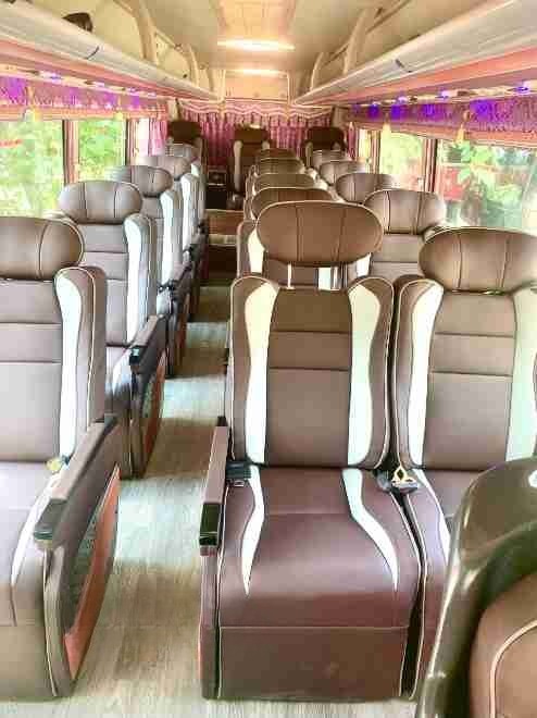 Xe Sapa Express Ghế ngồi Limousine 18 chỗ VIP