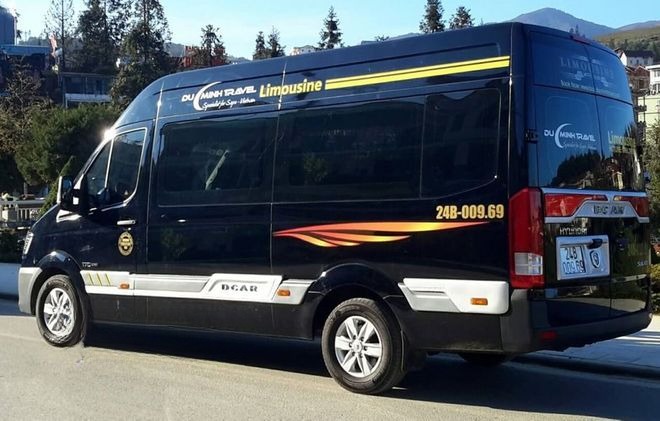 Xe Đức Minh Travel Bên hông xe Limousine 9 chỗ VIP
