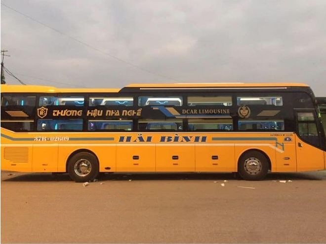 Xe Hải Bình Bên hông xe Limousine giường phòng 22 chỗ
