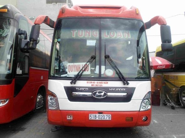 Xe Tùng Loan Mặt trước xe Limousine giường phòng 34 chỗ