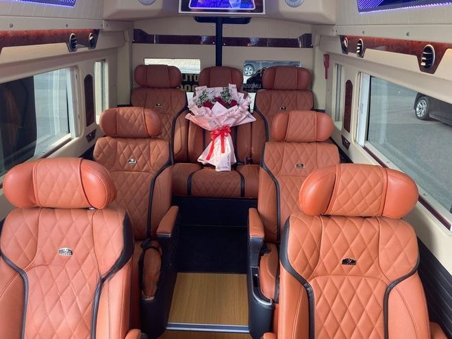 Xe Ninh Bình Excursion Transport Ghế ngồi Tiện ích Nội thất Limousine 11 chỗ VIP