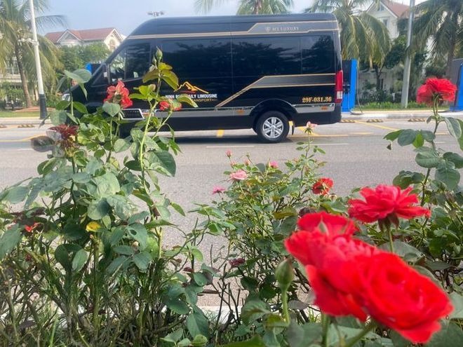 Xe Ninh Bình Excursion Transport Bên hông xe Limousine 11 chỗ VIP