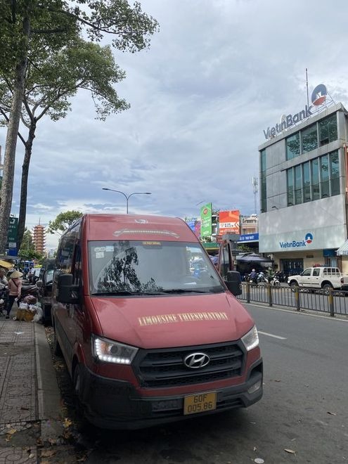 Xe Lovabus Mặt trước xe Limousine 9 chỗ