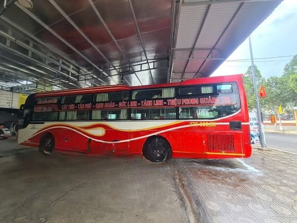 Xe Tân Bảo Nguyên Bên hông xe Mặt trước xe Mặt sau xe Limousine 32 giường