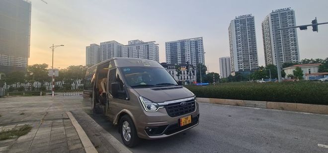 Xe Việt Ngân Luxury Limousine Bên hông xe Mặt trước xe Limousine 9 chỗ