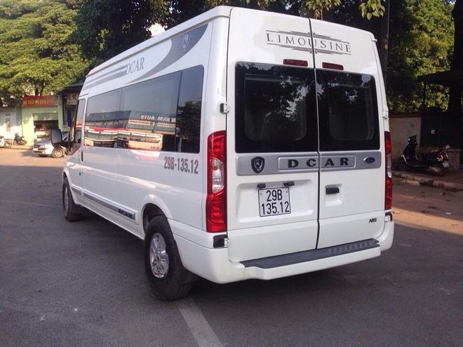 Xe Golden Limousine Mặt sau xe Limousine 11 chỗ 