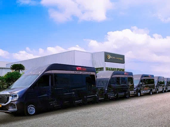 Xe BB Limousine Mặt trước xe Bên hông xe Limousine 12 chỗ