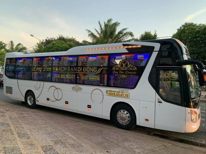 Xe Long Vân Limousine Bên hông xe Limousine phòng đơn 22 chỗ (WC)