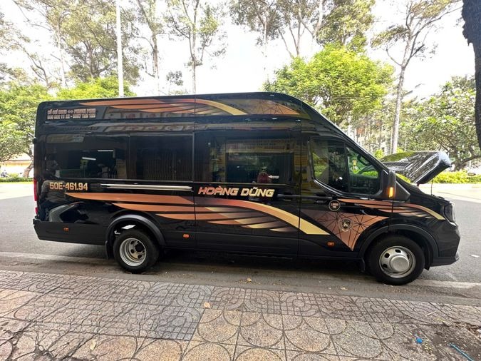 Xe Hoàng Dũng Cambodia Bên hông xe Limousine 9 chỗ