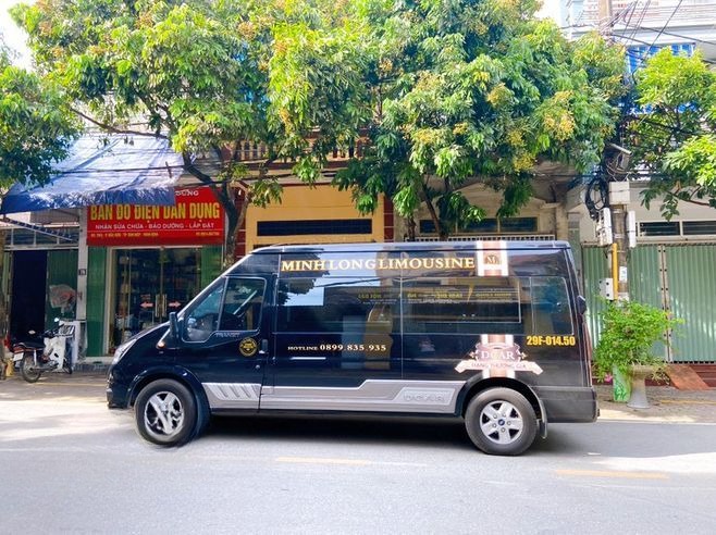 Xe Minh Long Limousine Bên hông xe 