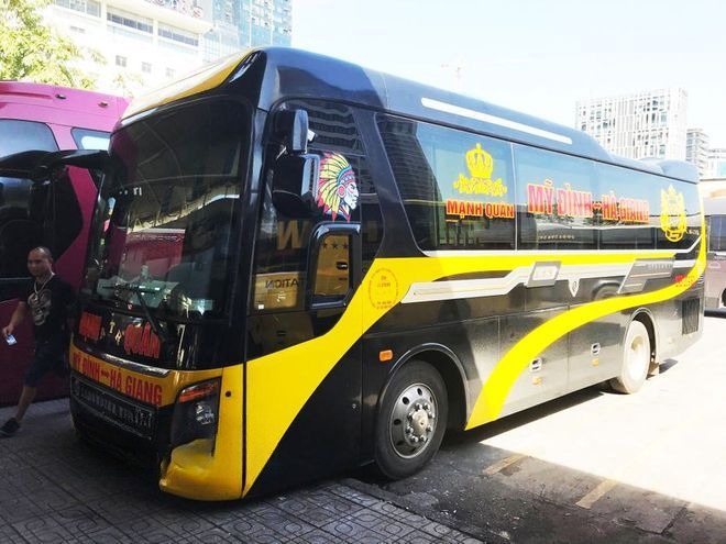Xe Mạnh Quân Bên hông xe Limousine 19 chỗ