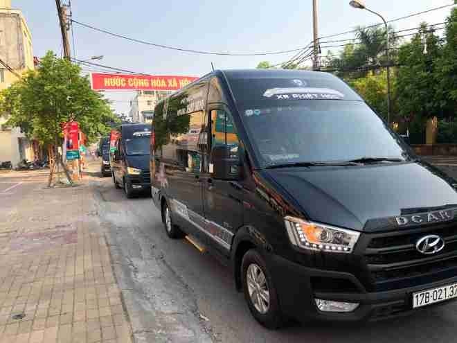 Xe Phiệt Học Mặt trước xe Bên hông xe Limouisne 11 chỗ