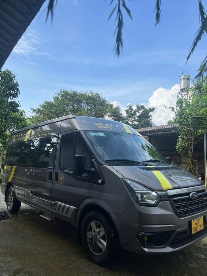 Xe Nhật Đoan Limousine Mặt trước xe Bên hông xe Limousine 12 chỗ