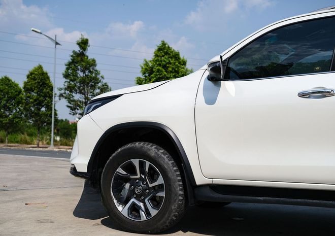 Xe Huế Express Bên hông xe Fortuner 7 chỗ