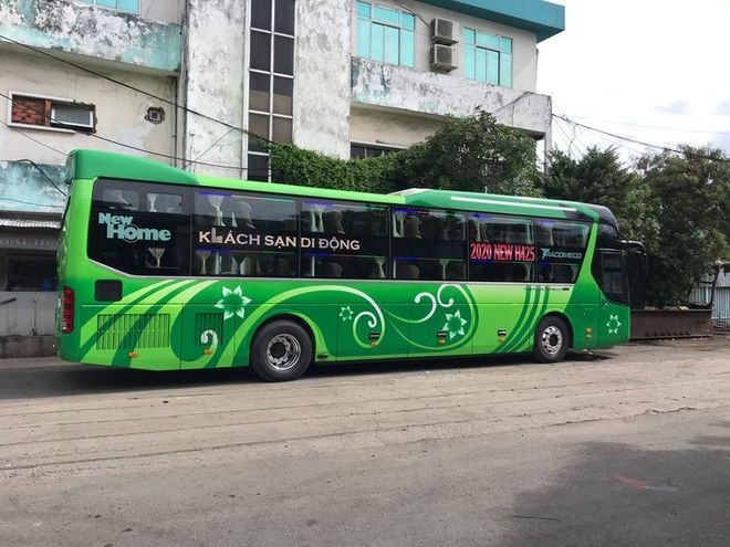 Xe Đức Đạt Bên hông xe Limousine giường nằm 24 chỗ