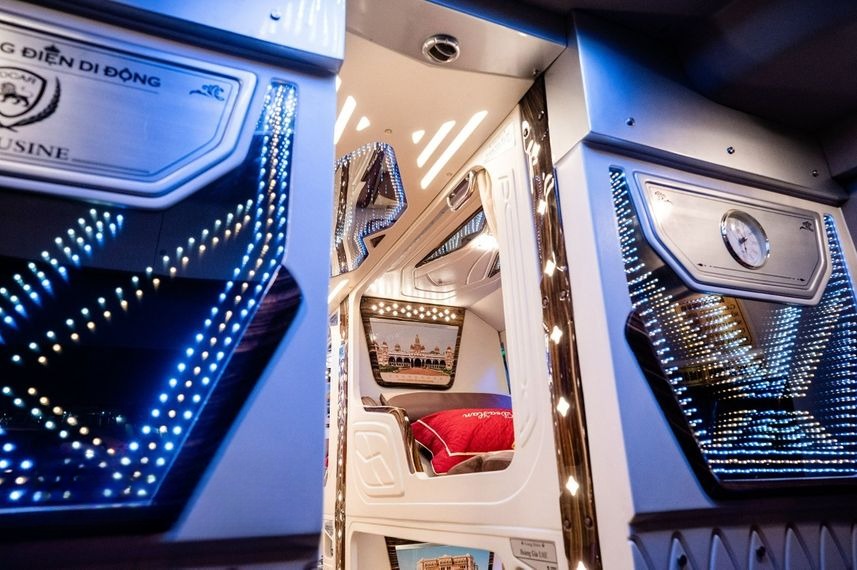 Xe Đức Lan Tiện ích Nội thất Limousine 20 phòng VIP (Mới)