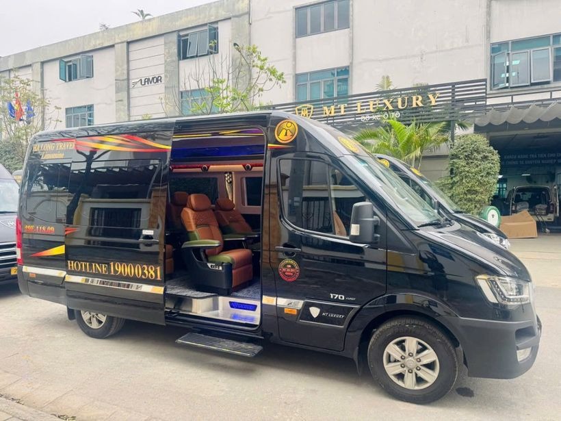 Xe Hạ Long Travel Limousine Bên hông xe 