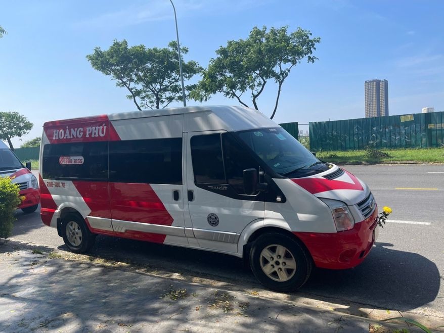 Xe Lovabus Bên hông xe Limousine 9 chỗ