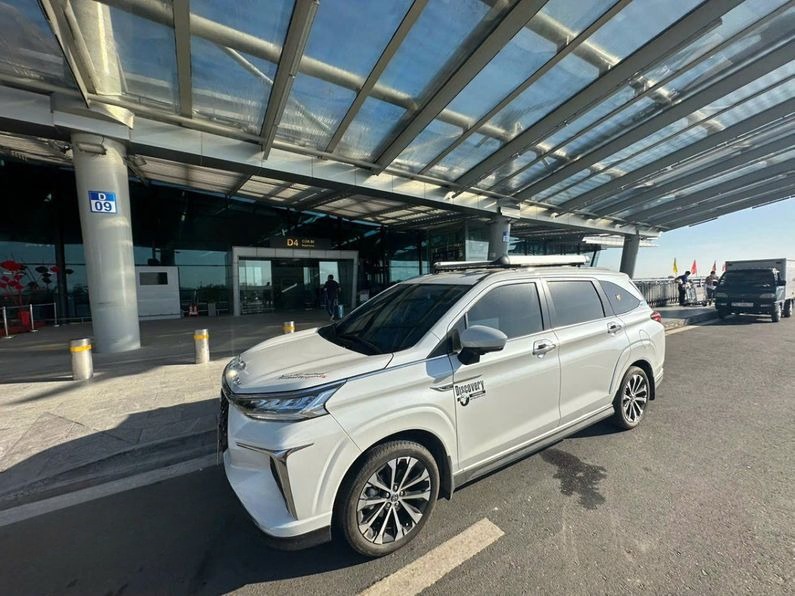 Xe Rin Hà Limousine Bên hông xe Xe 7 chỗ