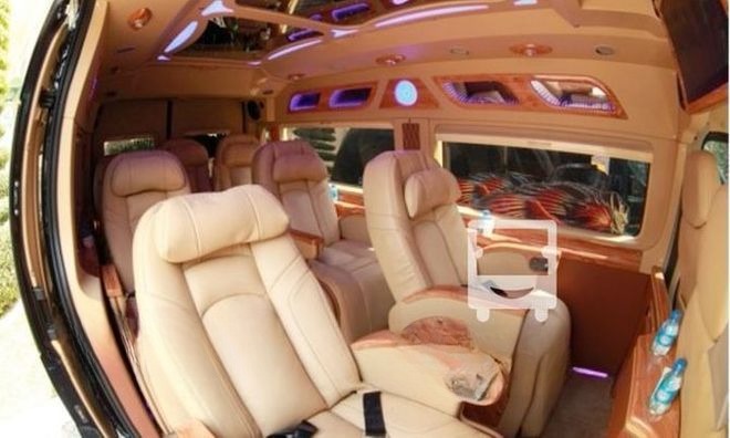 Limousine 9 chỗ VIP Huy Tín Limousine