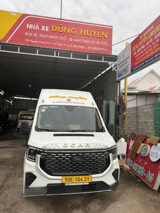 Xe Dũng Huyền Limousine Mặt trước xe Limousine 11 chỗ