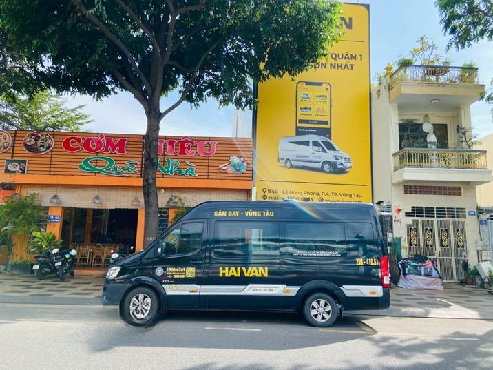 Xe Lovabus Bên hông xe Limousine 11 chỗ Luxury