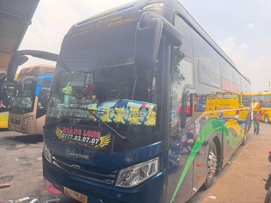 Xe Hoàng Long Limousine  Mặt trước xe Bên hông xe Limousine 22 Phòng (WC)