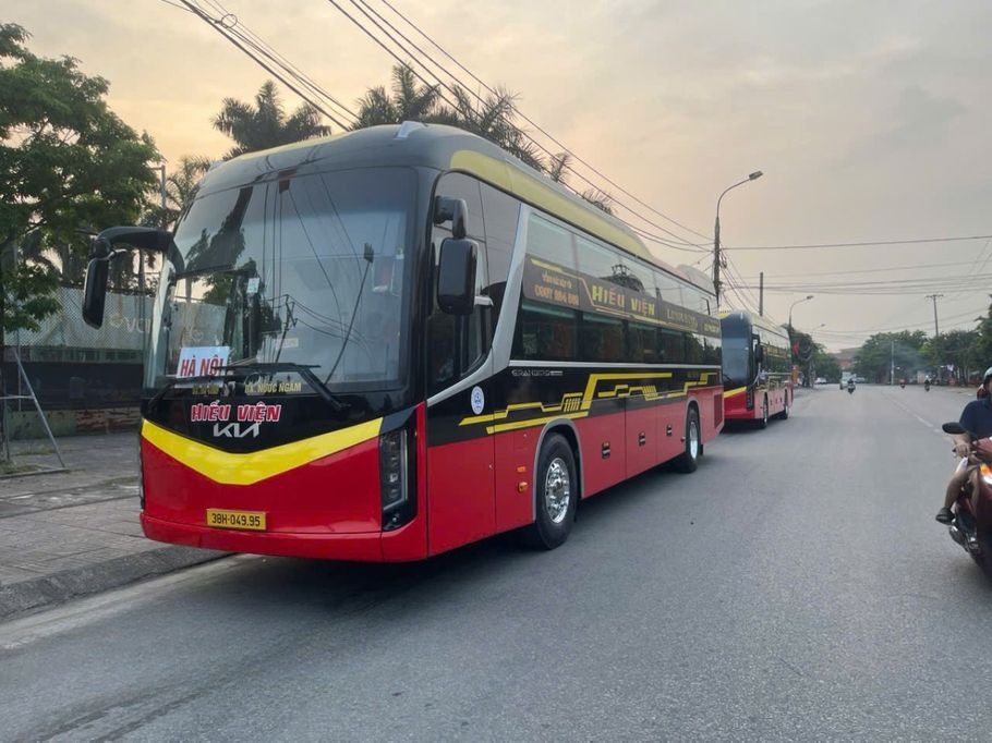 Xe Hiếu Viện Mặt trước xe Bên hông xe Limousine 22 Phòng (WC)