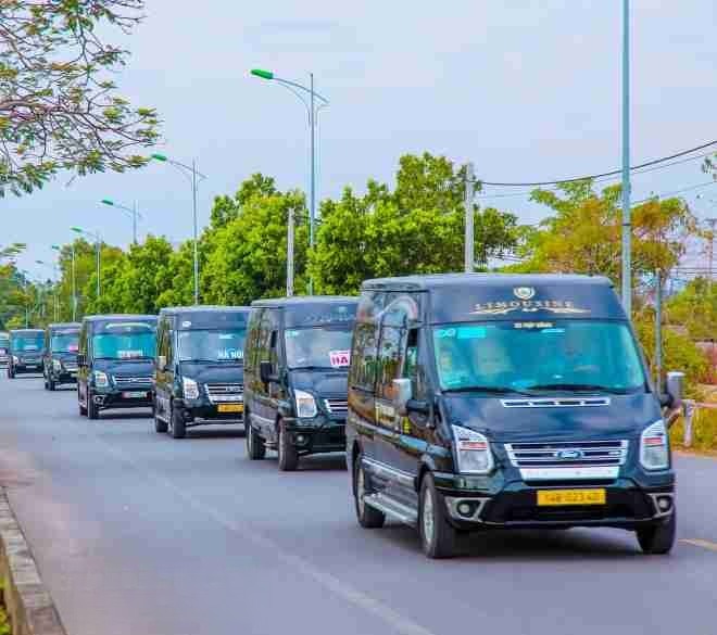 Xe Lovabus Mặt trước xe Limousine 11 chỗ