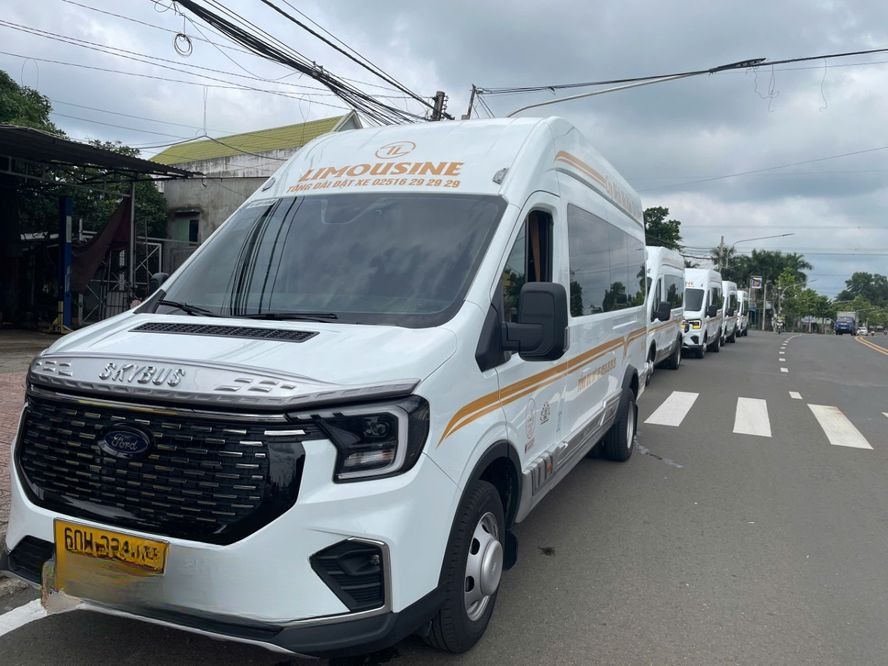 Xe Taly Mặt trước xe Bên hông xe Limousine 12 chỗ