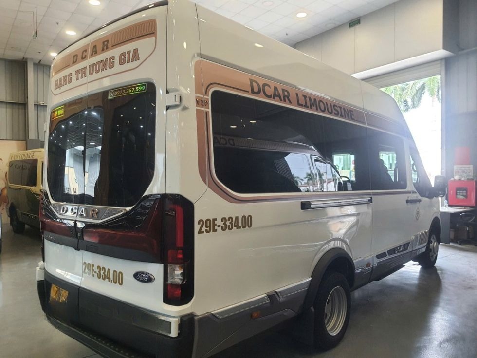 Xe Online Travel Limousine Mặt sau xe Limo 10 ghế