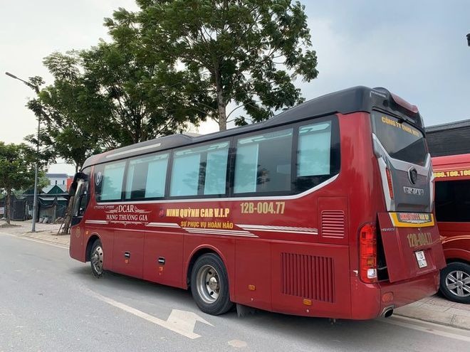 Xe Ninh Quỳnh Car Vip Bên hông xe Limousine 15 chỗ VIP