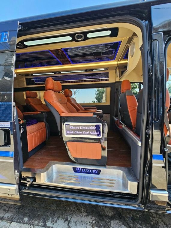 Xe Khang Limousine Bên hông xe Limousine 9 chỗ