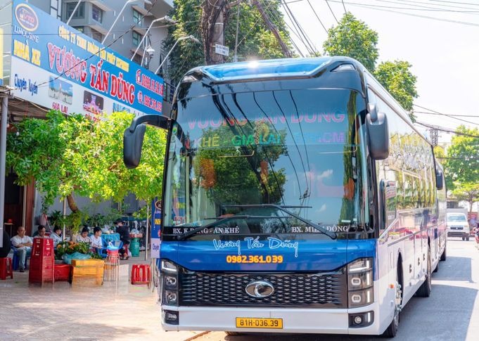 Xe Vương Tấn Dũng Mặt trước xe Limousine 24 Phòng