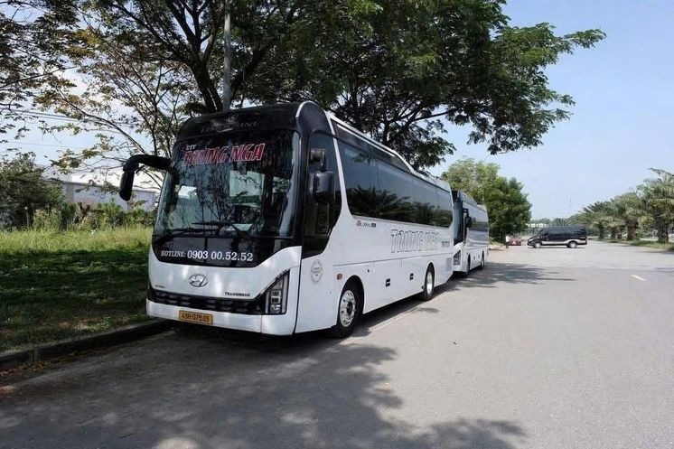 Xe Trung Nga Mặt trước xe Bên hông xe Limousine 18 chỗ