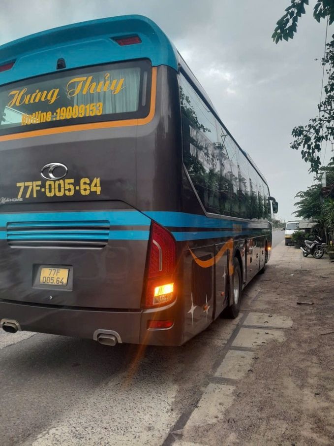 Xe Hưng Thủy (Bình Định) Mặt sau xe Limousine 34 chỗ