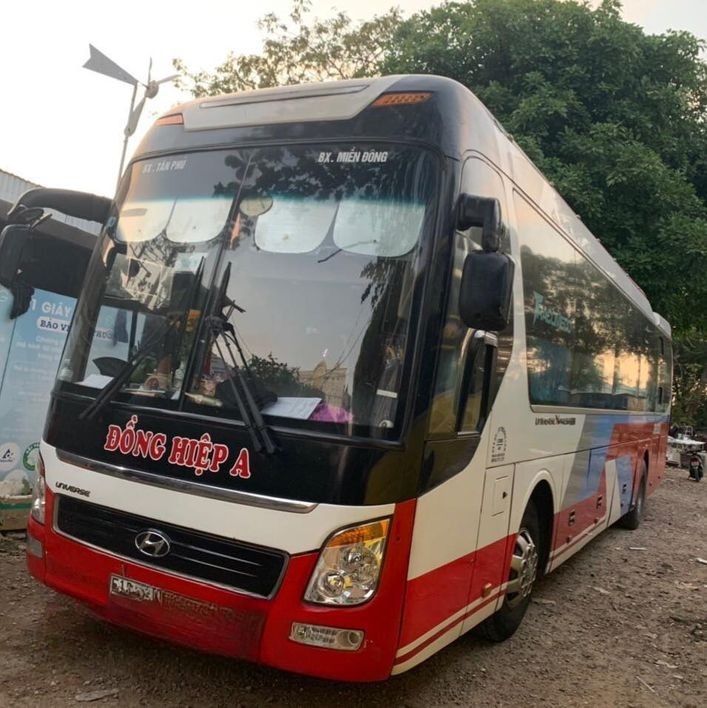 Xe Đồng Hiệp A Mặt trước xe Bên hông xe Ghế ngồi 45 chỗ