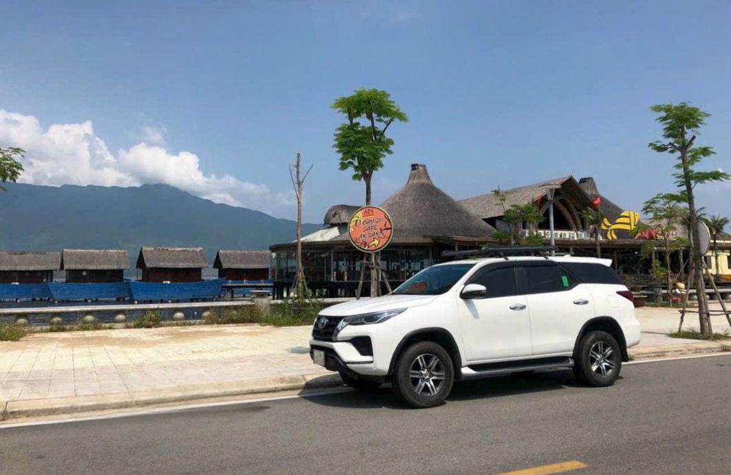 Xe Limousine Minh Trí Bên hông xe Fortuner 7 chỗ