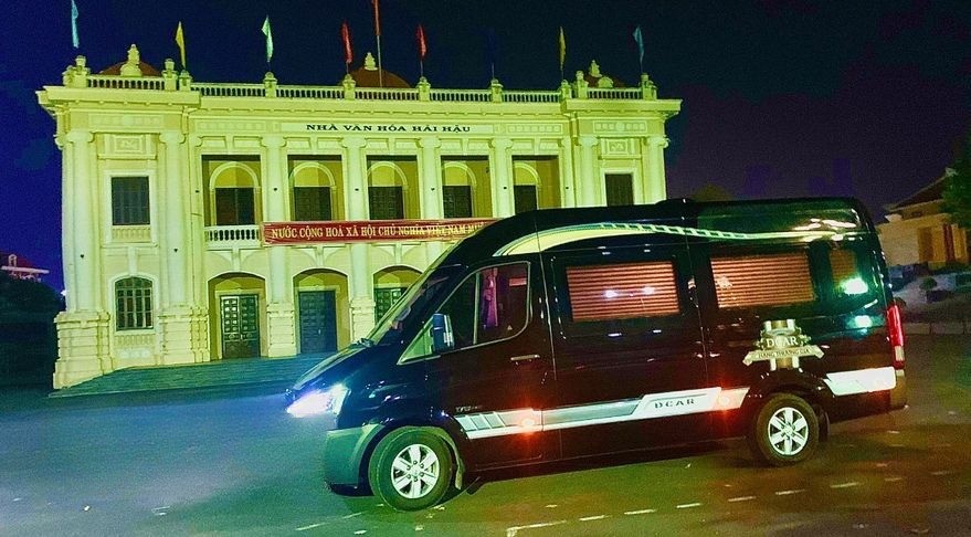 Xe SaPa Explore Bên hông xe Limousine 11 chỗ