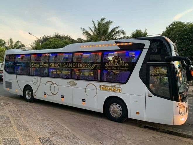 Xe Lovabus Bên hông xe Limousine phòng đơn 21 chỗ
