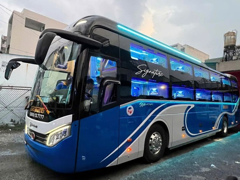 Xe Hoàng Gia 77 Mặt trước xe Bên hông xe Giường nằm 36 chỗ
