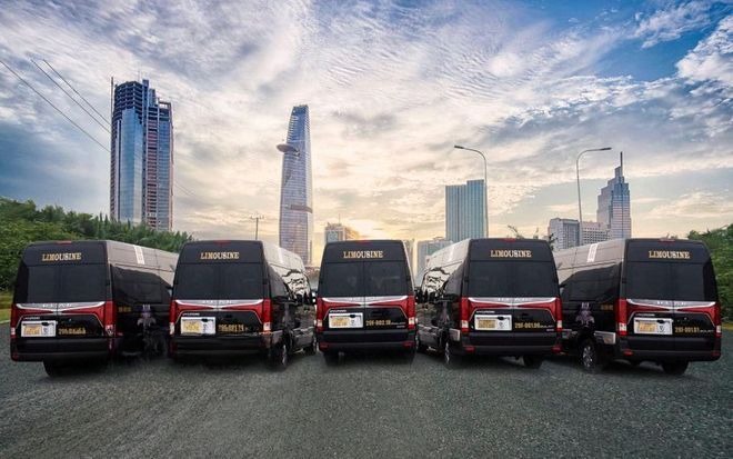 Xe Hoa Dũng Limousine Mặt sau xe Limousine 9 chỗ VIP