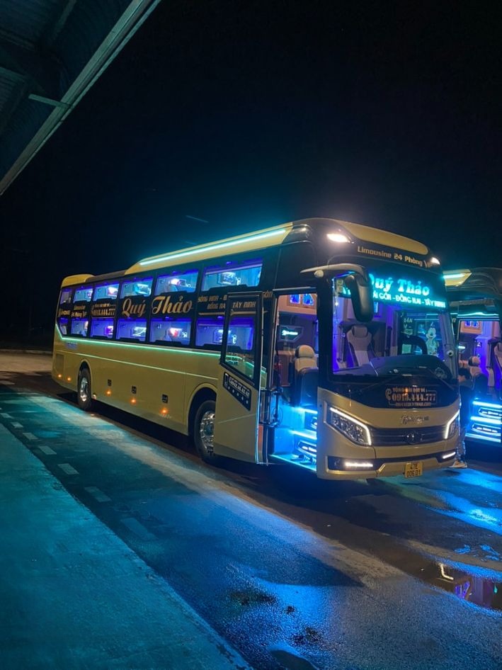 Xe Quý Thảo (Đắk Lắk) Mặt trước xe Limousine 24 Phòng